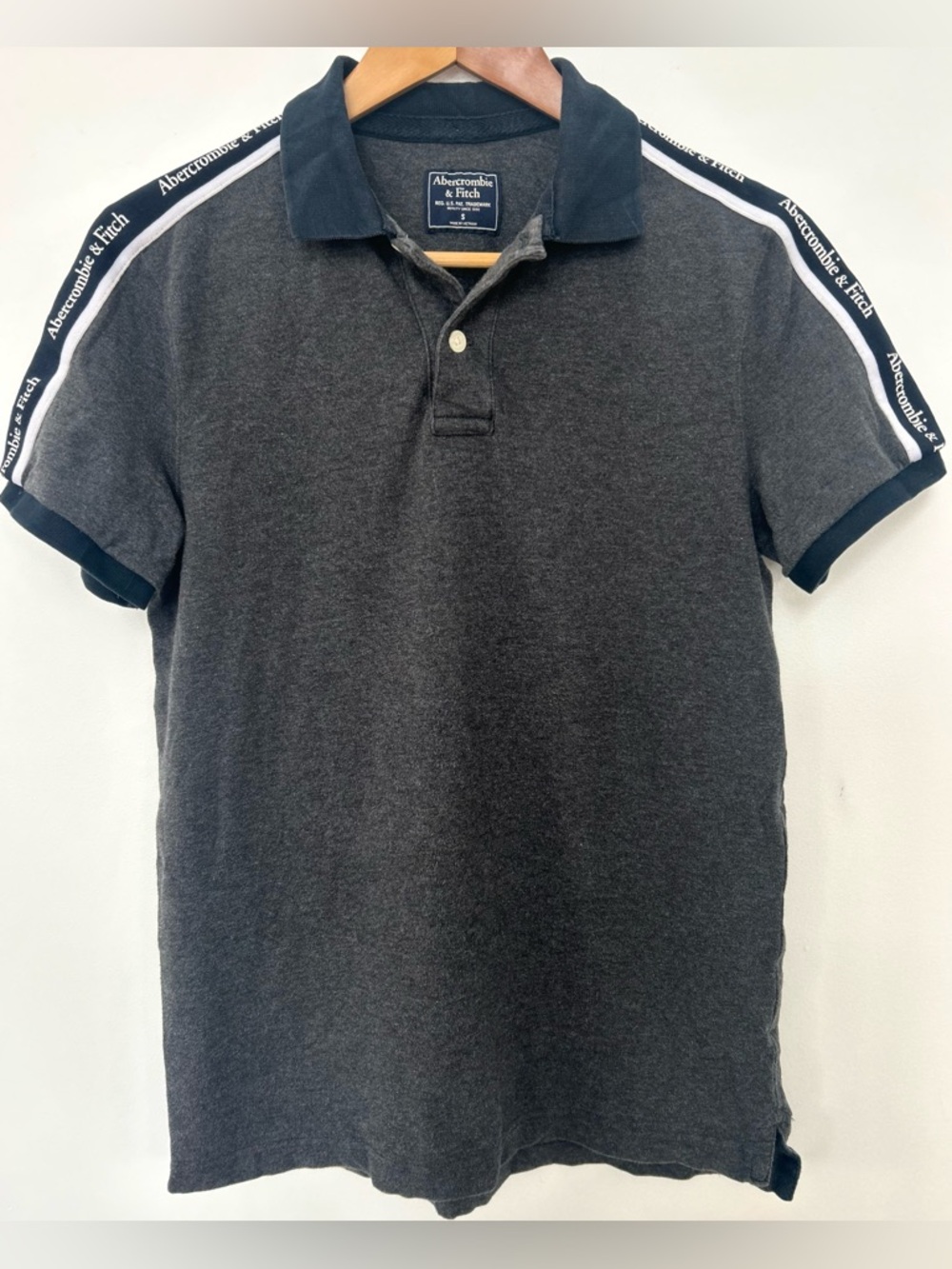Abercrombie & Fitch Polo Shirt Mens Small Charcoal Grey Logo Tape Sleeve 18x27